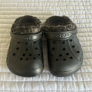 Crocs winter lined clog size M4/W6 in black with a heathered black lining.
